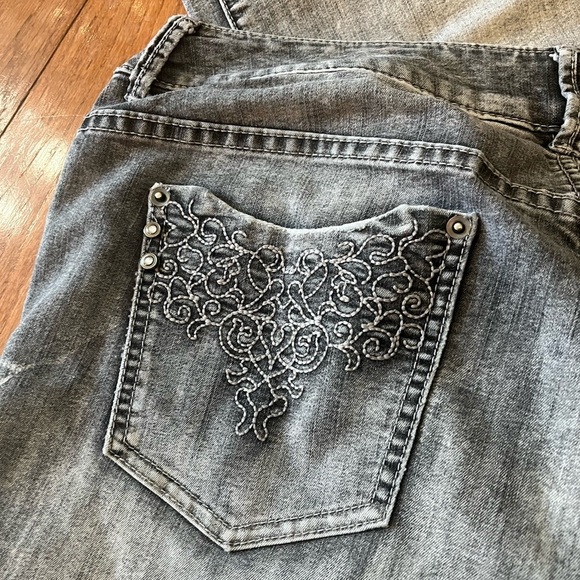 Chico’s Platinum Denim Ultimate Fit Barely Flare Gray Alkaline Jeans Chico 2 =12 - Picture 3 of 10